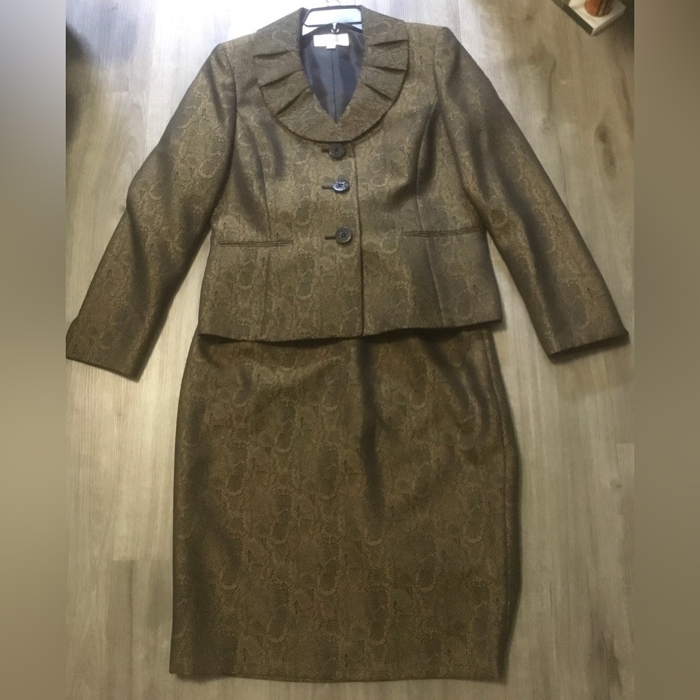 Le Suit Olive Brown Brocade Ruffle Lapel Two-Piece Skirt Suit